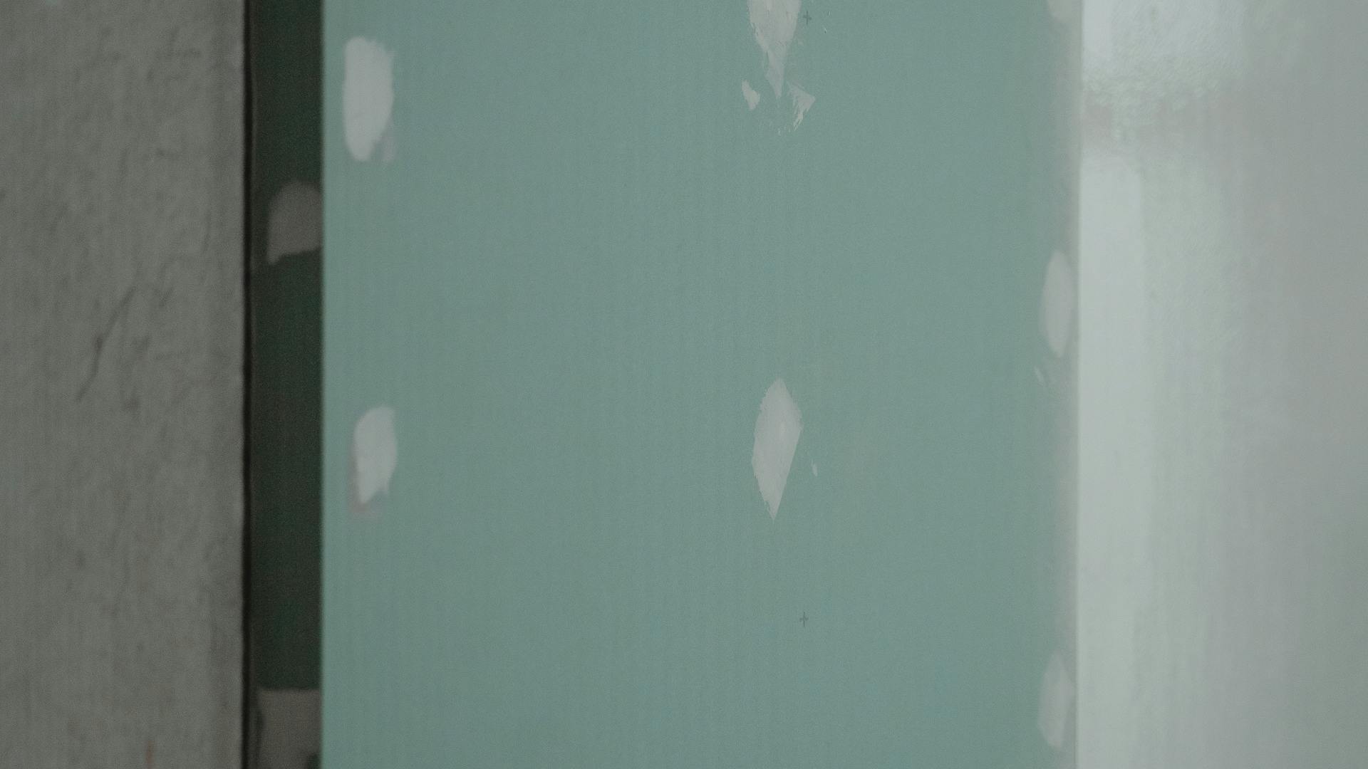 Professional drywall contractor working on wall finishing in Baton Rouge